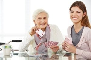 Seniorin und Haushaltshilfe