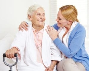 Polnische Pflegerin mit Seniorin