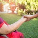 Pflegekraft reicht die Hand