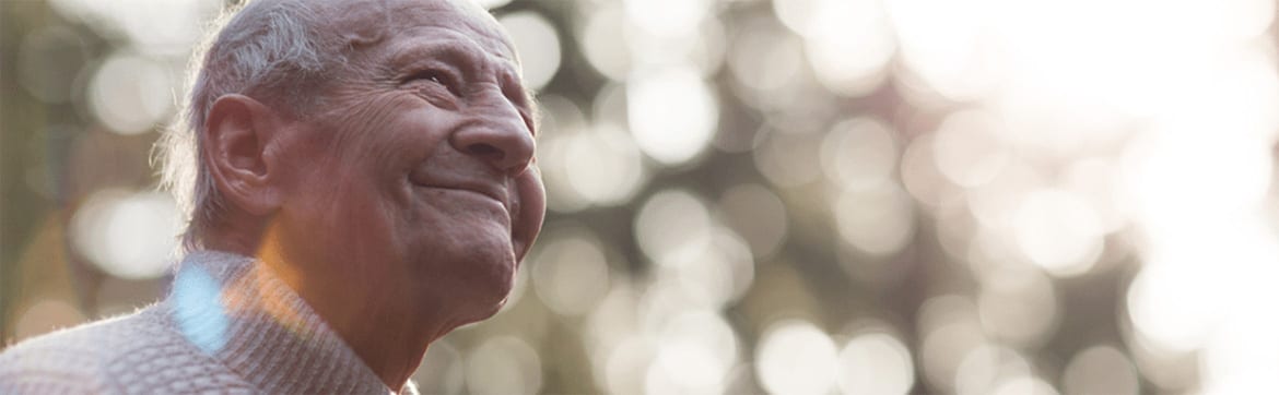 Zufriedener Senior, fühlt sich gut in der Pflege Zuhause betreut
